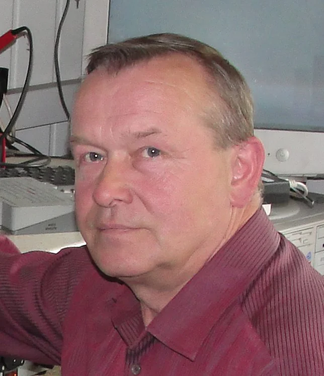 Archiwalny portret Ryszarda Więcaszka w pomieszczeniu z urządzeniami radiowymi.