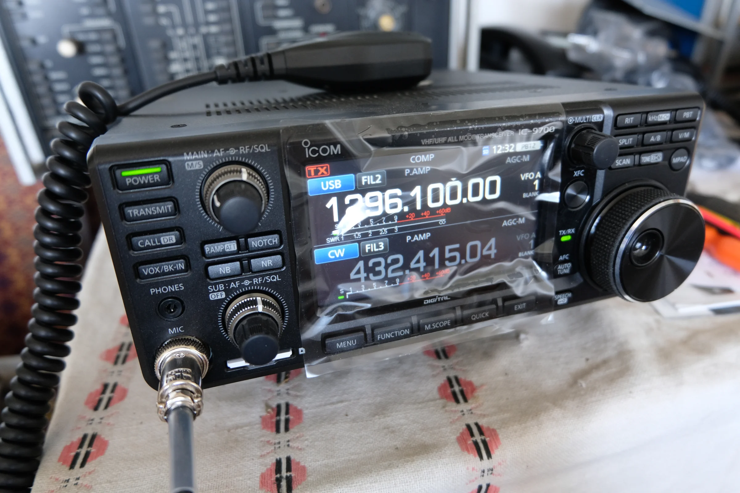Zbliżenie na panel radiostacji ICOM IC-9700 z częstotliwościami na ekranie.